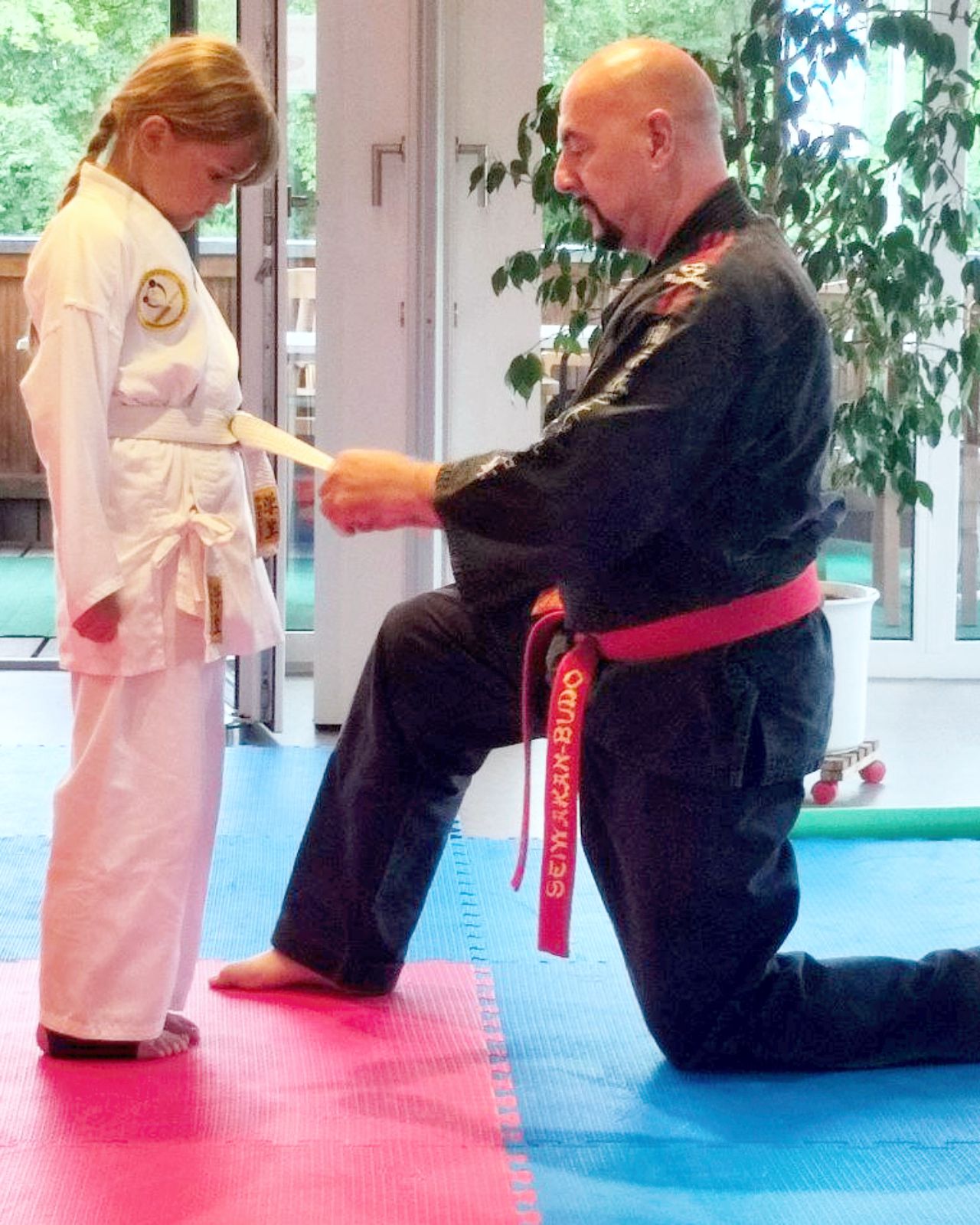 Trainer überreicht Kind den Gürtel — Kids Defense ASD