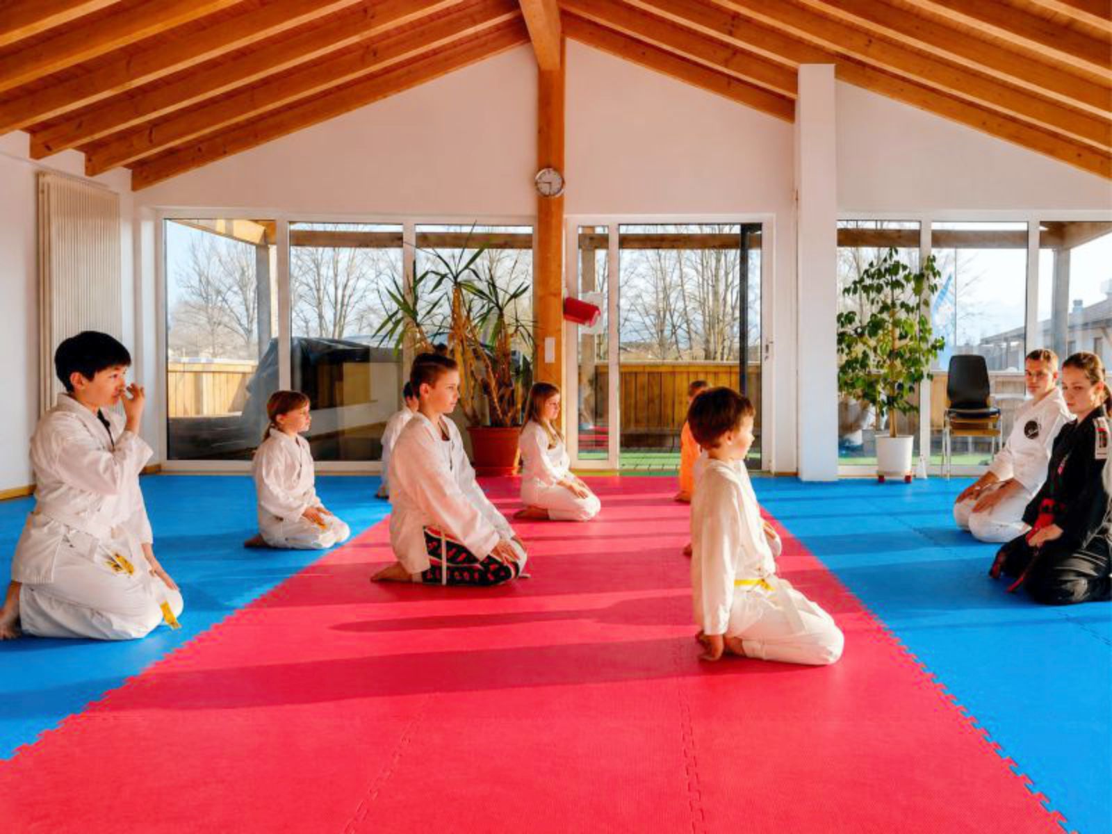 Kinder beim Kids Defense Training in der Halle