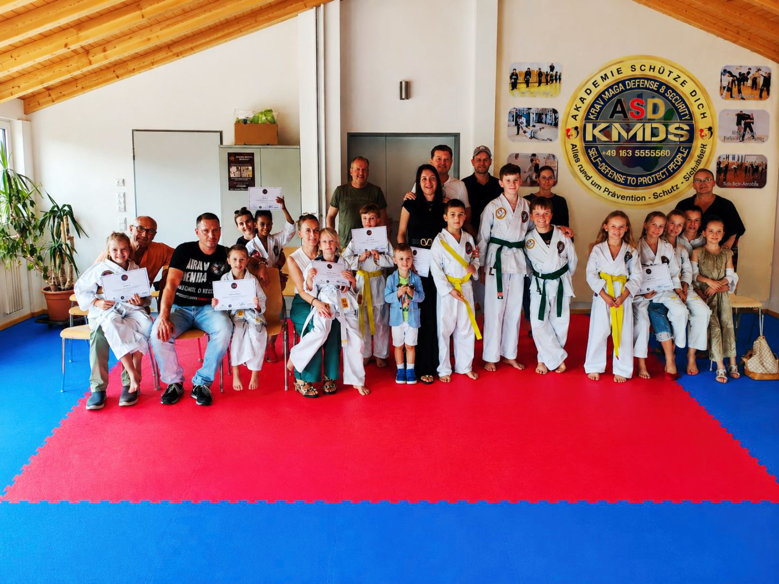 Gruppenfotos mit Zertifikaten — Kids Defense ASD